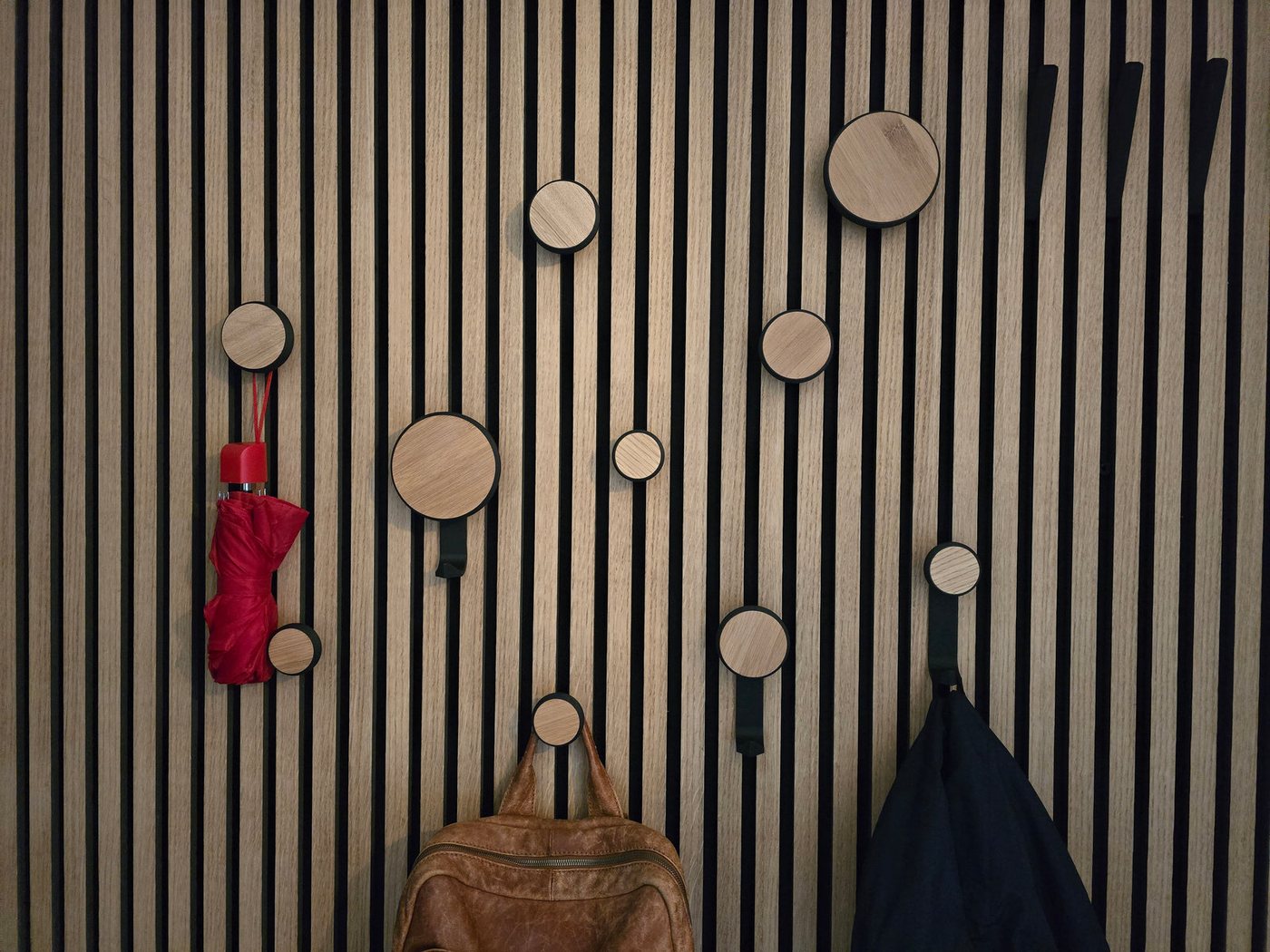 Ronde WallTune haak met eiken fineer op een akoestisch paneel